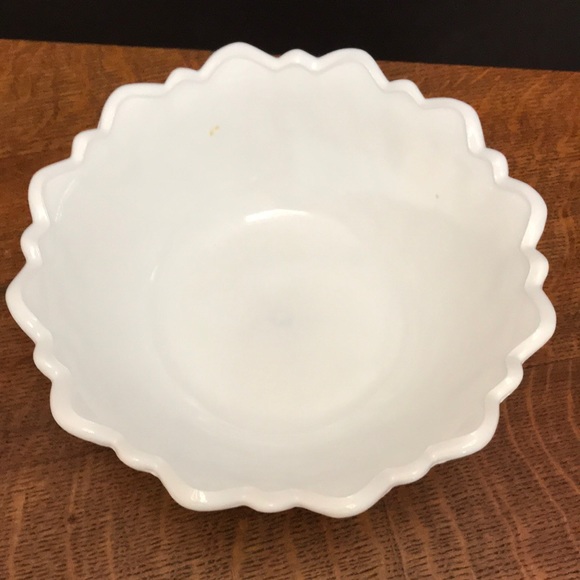 Flower Leaf Milk Glass Footed Bowl - Picture 3 of 5